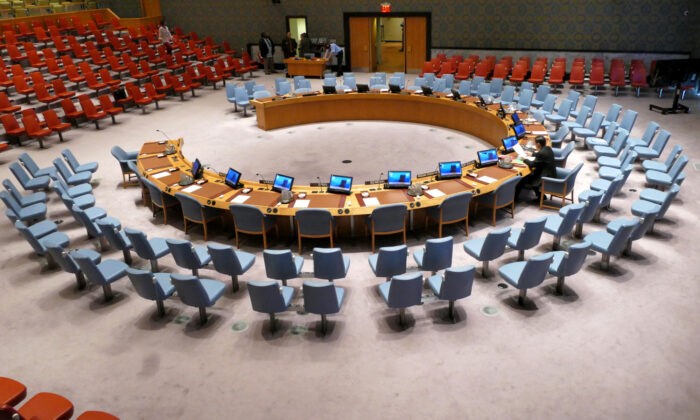 Зал Совета Безопасности ООН во время подготовки к сессии в здании конференций в Нью-Йорке, 25 августа 2016 г. Фото: GoldenBrown/Shutterstock | Epoch Times Россия