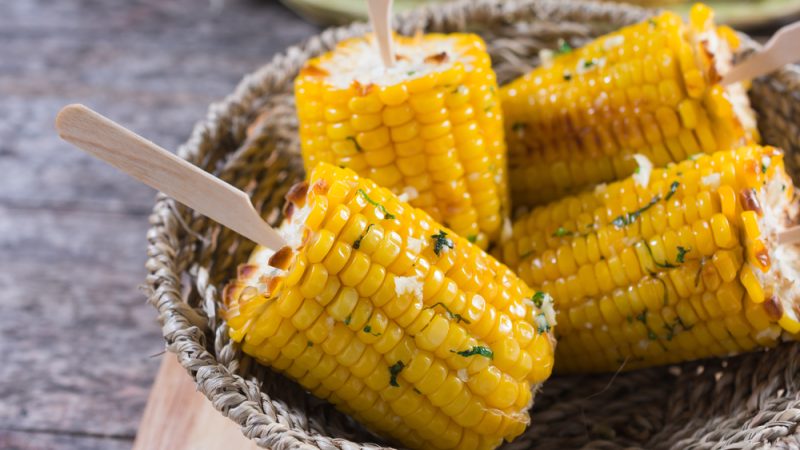 Прислушайтесь к советам читателей, чтобы каждый раз получать идеальную кукурузу в початках или без них. (kolokoso/Shutterstock) | Epoch Times Россия