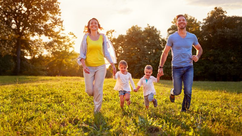 Совместные занятия на свежем воздухе с детьми помогут сформировать положительные долгосрочные привычки, которые сохранят их здоровье спустя годы. (Shutterstock)  | Epoch Times Россия