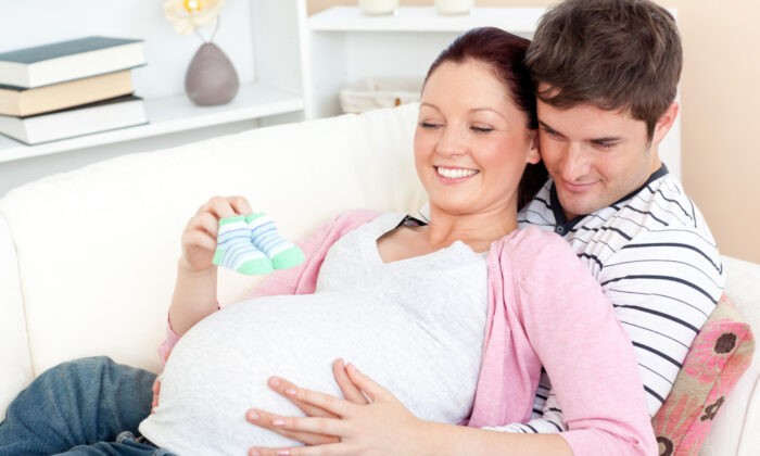 Активный отец также будет способствовать беременности, новые исследования проливают свет на пренатальное развитие ребёнка. (Shutterstock) | Epoch Times Россия