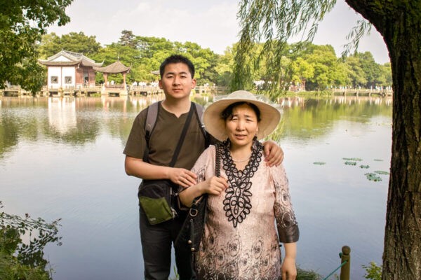 Цзи Юньчжи с сыном СаймономЧжаном на недатированной фотографии. (Офис сенатора Скотта)