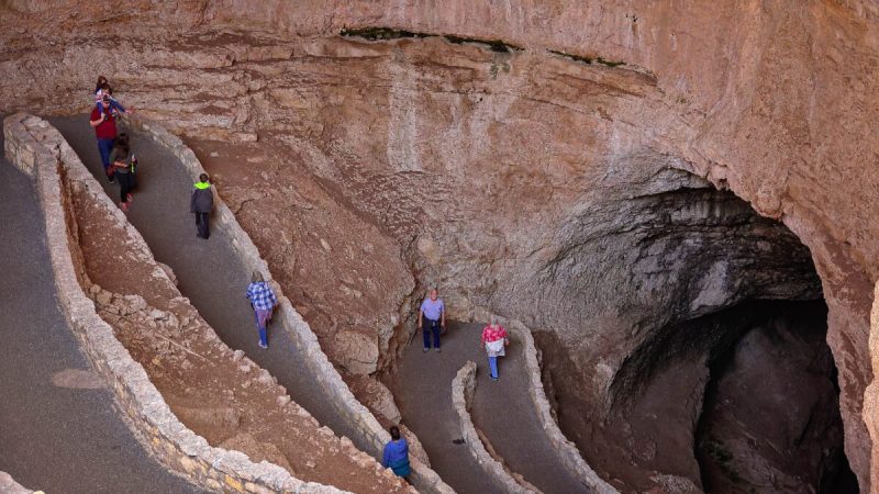 Посетители входят в Карлсбадские пещеры Нью-Мексико, внесённые в список Всемирного наследия ЮНЕСКО. Фото: Crackerclips/Dreamstime.com | Epoch Times Россия