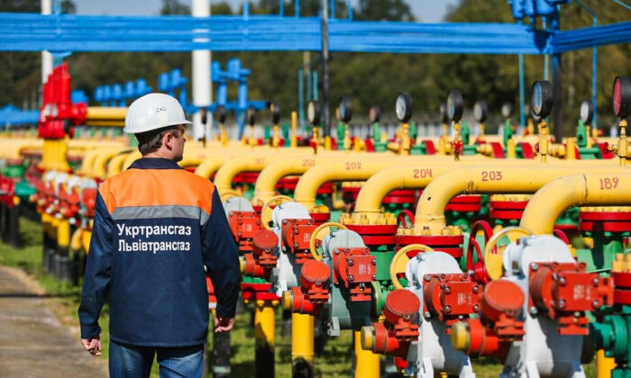 Рабочий идёт среди труб и клапанов на газовом заводе 18 сентября 2014 года в Дашаве, Украина. (Фото SeanGallup/GettyImages)
 | Epoch Times Россия