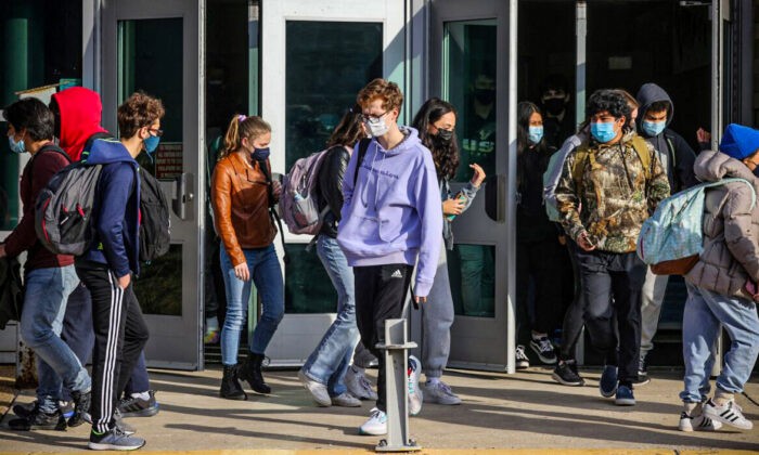 Учащиеся покидают среднюю школу Вашингтон-Либерти в округе Арлингтон, штат Вирджиния. Фото: Evelyn Hockstein/Reuters
 | Epoch Times Россия