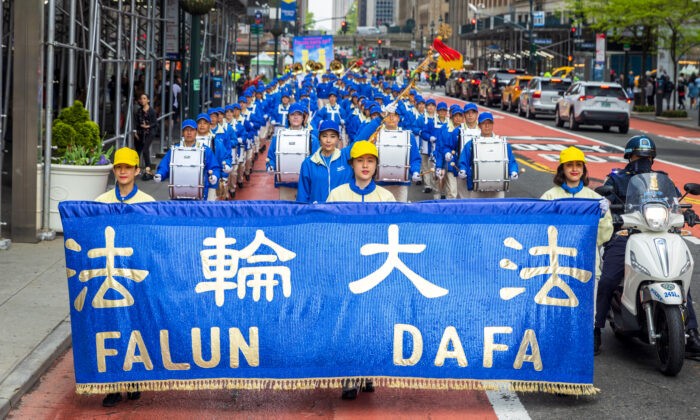Последователи Фалуньгун на параде в честь 30-й годовщины распространения практики, Манхэттен, Нью-Йорк, 13 мая 2022 года. (Mark Zou/The Epoch Times) | Epoch Times Россия
