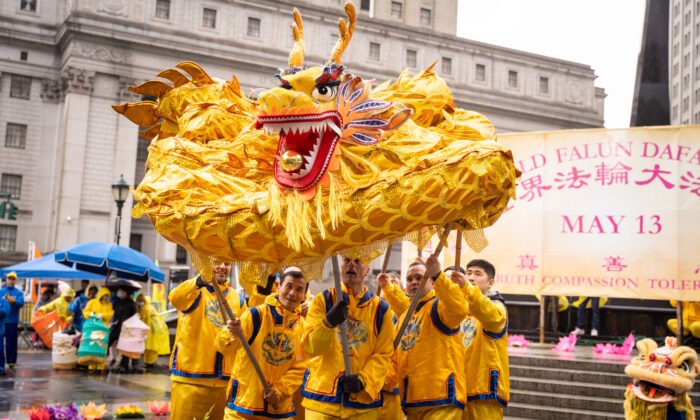 Последователи Фалуньгун празднуют Всемирный день Фалунь Дафа, на площади Фоли в Нью-Йорке 7 мая 2022 года.Фото: Samira Bouaou/The Epoch Times | Epoch Times Россия