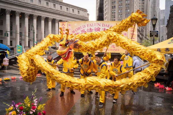 Практикующие Фалунь Дафа на мероприятии, посвящённом Всемирному дню Фалунь Дафа, на площади Фоли в Нью-Йорке 7 мая 2022 года. (Samira Bouaou/The Epoch Times)