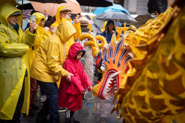 Последователи Фалуньгун празднуют Всемирный день Фалунь Дафа на площади Фоли в Нью-Йорке 7 мая 2022 года. Фото: Samira Bouaou/The Epoch Times