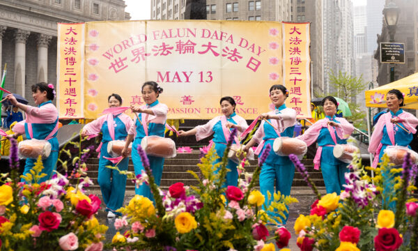  Практикующие Фалуньгун на мероприятии, посвящённом Всемирному дню Фалунь Дафа, на площади Фоли в Нью-Йорке 7 мая 2022 года. (Samira Bouaou/The Epoch Times)