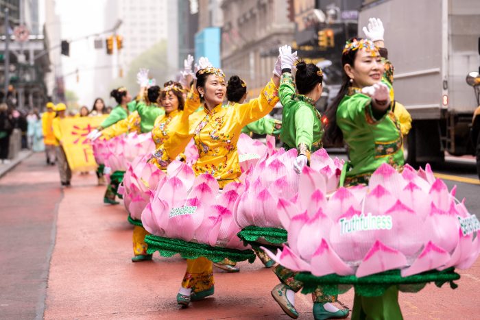 На парад в Нью-Йорке в честь 30-летия распространения Фалуньгун вышли 4000 человек