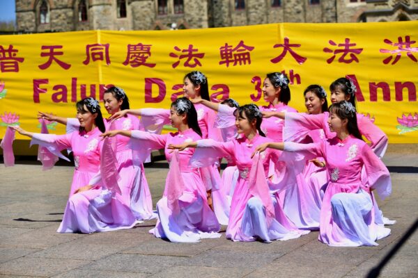 Последователи Фалуньгун исполняют традиционный китайский танец на митинге, посвящённом 30-летию распространения духовной практики Фалуньгун. Парламентский холм в Оттаве 10 мая 2022 года. (Jonathan Ren/The Epoch Times)