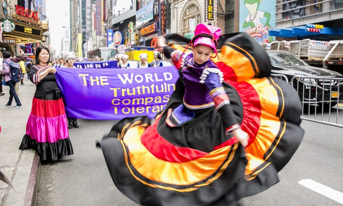 Около 10 тыс. практикующих Фалунь Дафа на параде в Нью-Йорке 13 мая 2016 г. (Samira Bouaou/The Epoch Times) | Epoch Times Россия