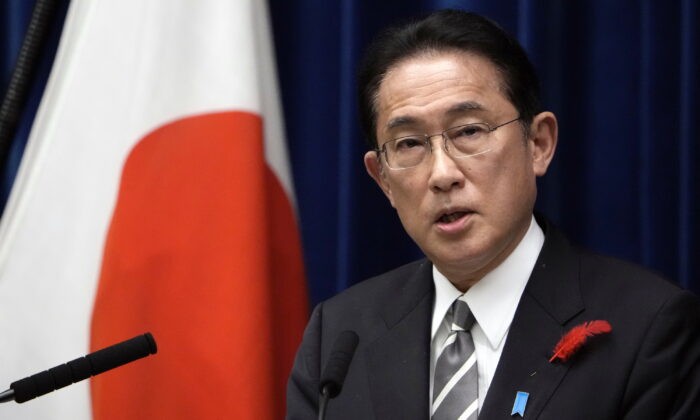Премьер-министр Японии Фумио Кисида выступает на пресс-конференции в официальной резиденции премьер-министра в Токио, Япония, 14 октября 2021 г. (Eugene Hoshiko/AP Photo, File) | Epoch Times Россия