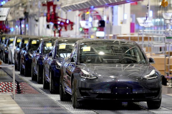  Автомобили Tesla Model 3 китайского производства во время доставки на заводе в Шанхае 7 января 2020 года. (Ali Song/Reuters)