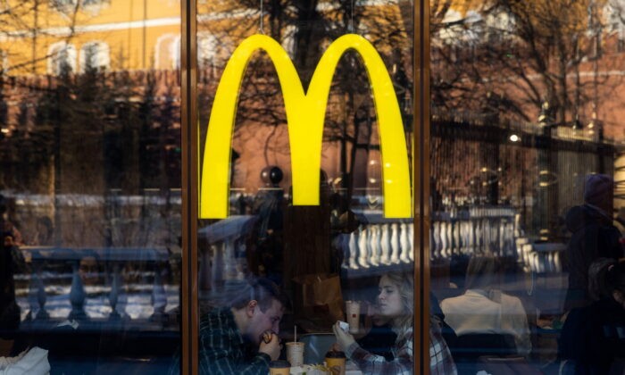 Люди едят в ресторане McDonald's возле Кремля в центре Москвы, 9 марта 2022 года. (Maxim Shemetov/Reuters) | Epoch Times Россия