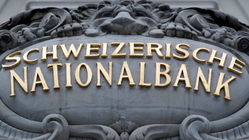 Логотип Швейцарского национального банка (SNB) на здании в Берне, Швейцария, 2 апреля 2022 года. Фото: Arnd Wiegmann/Reuters | Epoch Times Россия