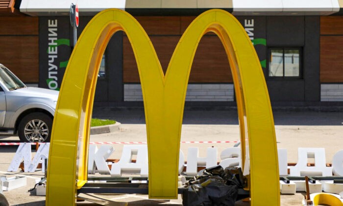 Демонтированные вывески с логотипом из ресторана McDonald’s в Химках под Москвой, Россия, 23 мая 2022 года. (Lev Sergeev/Reuters) | Epoch Times Россия