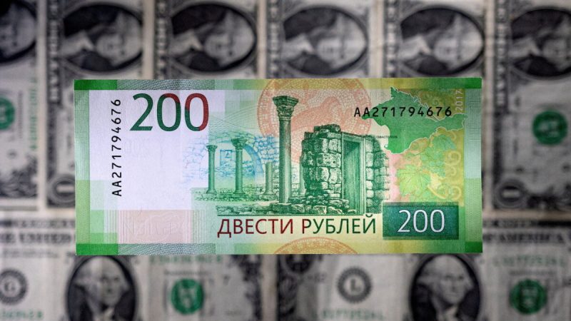 Банкнота российского рубля лежит на банкнотах доллара США на этой иллюстрации, сделанной 1 марта 2022 года. (Dado Ruvic/Illustration/Reuters)  | Epoch Times Россия