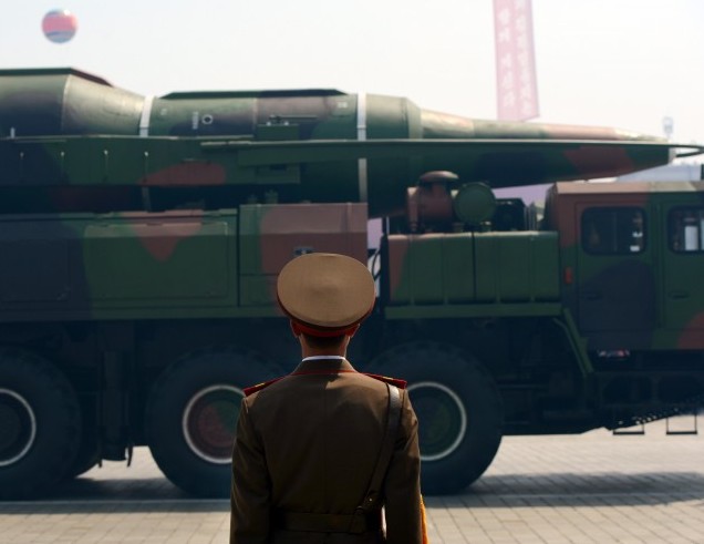 Военный автомобиль везёт, предположительно, баллистическую ракету промежуточной дальности во время военного парада в честь 100-летия со дня рождения бывшего северокорейского лидера Ким Ир Сена в Пхеньяне, Северная Корея, 15 апреля 2012 года. (PedroUgarte/AFP/GettyImages)