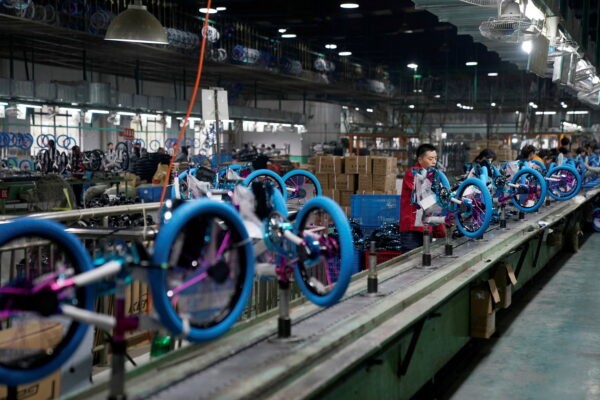 Работники на производственной линии сборки велосипедов Kent в компании Shanghai General Sports Co. в Куньшане, провинция Цзянсу, Китай, 22 февраля 2019 г. (Ali Song/File Photo/Reuters)