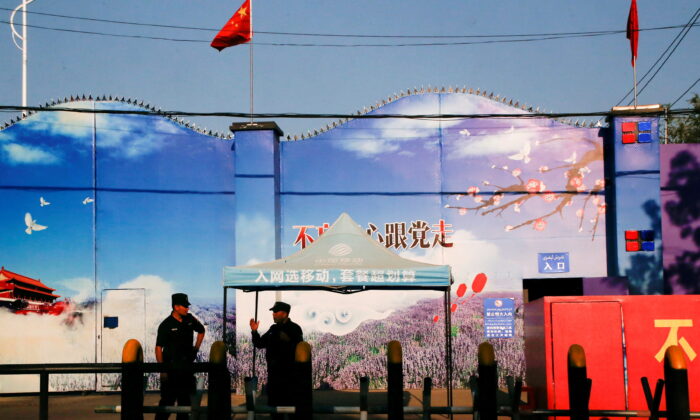 Охранники стоят у ворот так называемого центра обучения профессиональным навыкам в уезде Хуочэн провинции Синьцзян в Китае, 3 сентября 2018 года. (Reuters/Thomas Peter/File Photo) | Epoch Times Россия