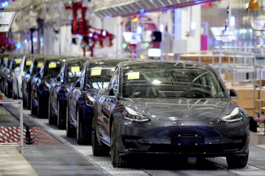 Автомобили Model 3 китайского производства компании Tesla видны на мероприятии по доставке на заводе в Шанхае, 7 января 2020 года. (Aly Song/Reuters)