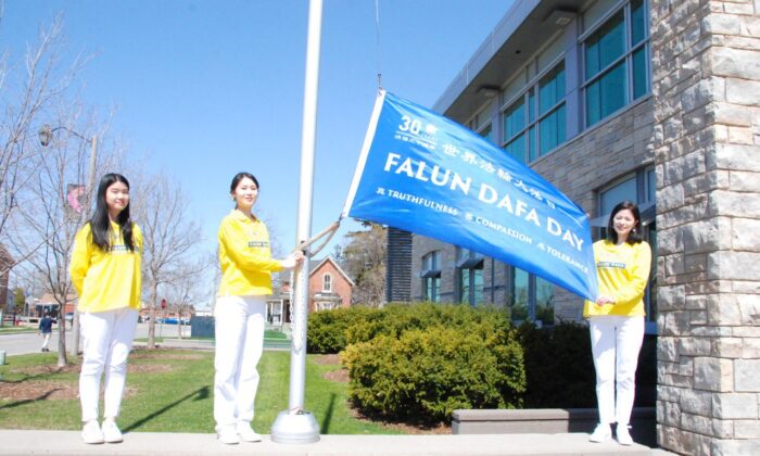 Последователи Фалунь Дафа поднимают флаг в честь 30-летия распространения практики в городе Милтон, Онтарио. 29 апреля 2022 г. Фото: Arek Rusek/The Epoch Times | Epoch Times Россия