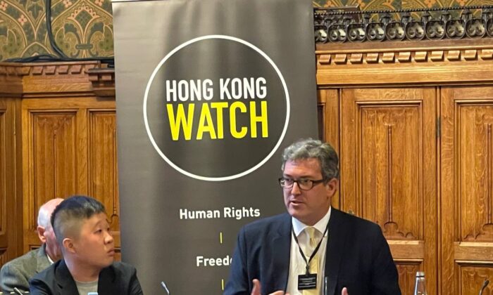 Бенедикт Роджерс, генеральный директор Hong Kong Watch (справа), и Мэтью Люн, бывший репортёр гонконгской китайскоязычной газеты Ming Pao (слева) на пресс-конференции, проведённой Hong Kong Watch в Великобритании. (Hong Kong Watch Facebook Page) | Epoch Times Россия