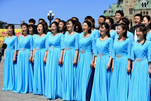 Приверженцы Фалуньгун выступают на митинге в Оттаве 10 мая 2022 года в честь 30-летия распространения духовной практики. (Jonathan Ren/The Epoch Times)