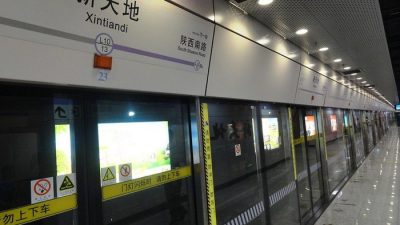 Власти Шанхая полностью закрыли метро из-за новой вспышки COVID-19