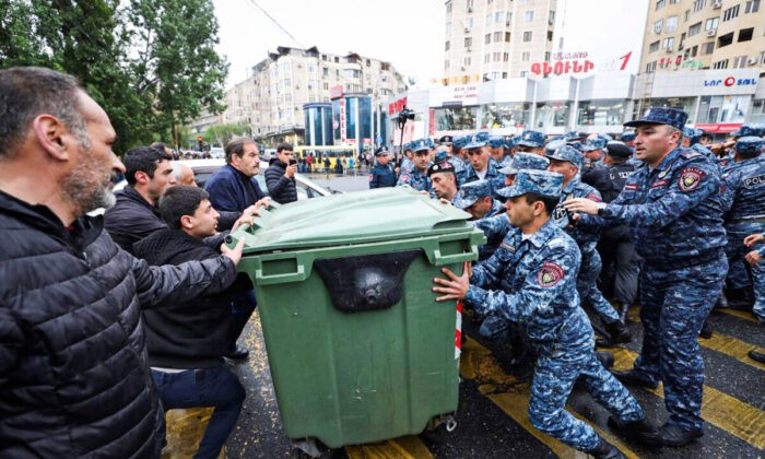 Столкновения полиции с демонстрантами во время акции протеста в Ереване, Армения, 2 мая 2022 года. (Vahram Baghdasaryan/Photolure via AP) | Epoch Times Россия