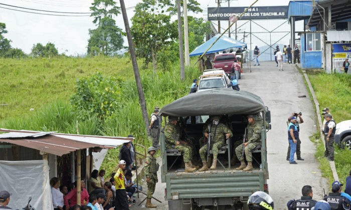 Солдаты охраняют тюрьму Беллависта, где вспыхнули беспорядки, в Санто-Доминго-де-лос-Тачилас, Эквадор, 9 мая 2022 года. (Dolores Ochoa/AP Photo) | Epoch Times Россия
