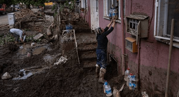 Ликвидация последствий аварии в системе водоснабжения. Фото: YASIN AKGUL/AFP via Getty Images | Epoch Times Россия