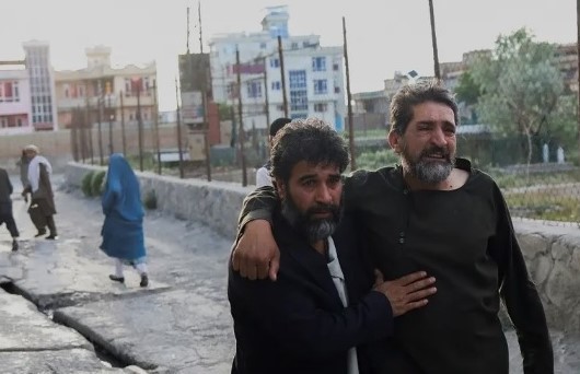  Афганские мужчины после взрыва в мечети Халифа Сахиб в Кабуле, Афганистан, 29 апреля 2022 г. (Ali Khara/Reuters) | Epoch Times Россия