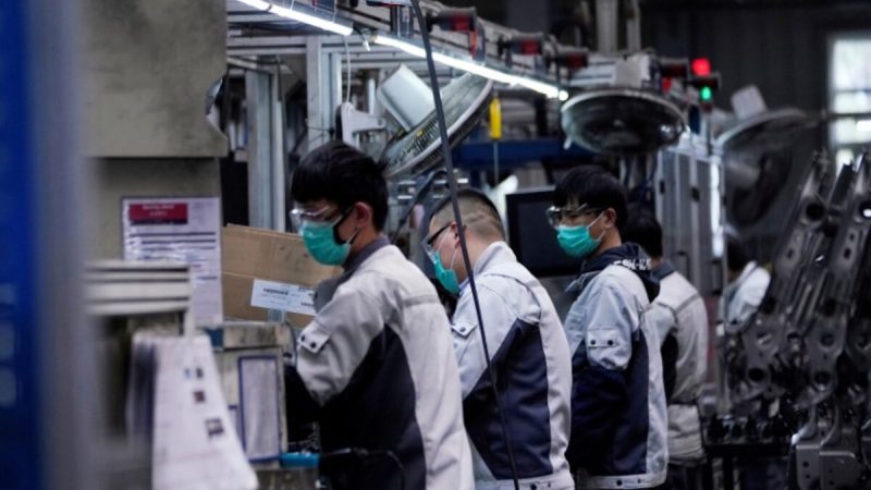 Работники в защитных масках работают на линии сборки автомобильных сидений на заводе Yanfeng Adient в Шанхае, Китай, 24 февраля 2020 года. (Aly Song/Reuters)  | Epoch Times Россия