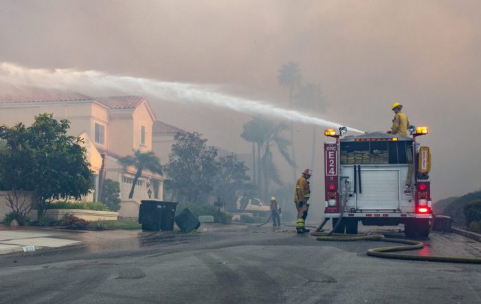 В Южной Калифорнии бушуют лесные пожары, охватывая район за районом