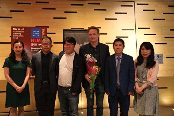 Жители Чанчуня с режиссёрами Джейсоном Лофтусом (третий справа) и художником-аниматором Дасюн (третий слева) на премьере фильма «Вечная весна» в Нью-Йорке 24 мая 2022 года. (Shi Ping/ The Epoch Times)