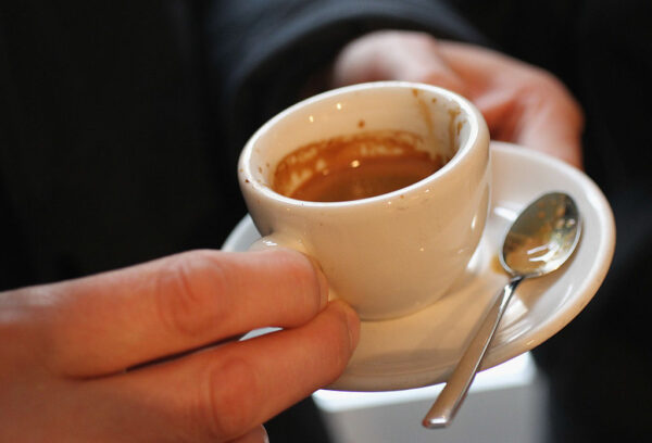 Всего трёх дней непрерывного употребления кофе достаточно, чтобы почувствовать себя плохо, когда кофе закончится. Sean Gallup/Getty Images