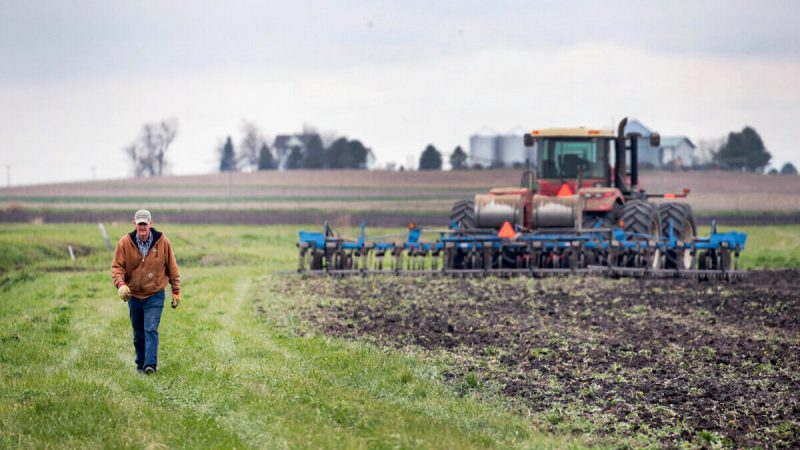 Американский фермер Роджер Мерфи закладывает удобрения в землю 23 апреля 2020 года недалеко от Дуайта, штат Иллинойс. (ScottOlson/GettyImages)  | Epoch Times Россия