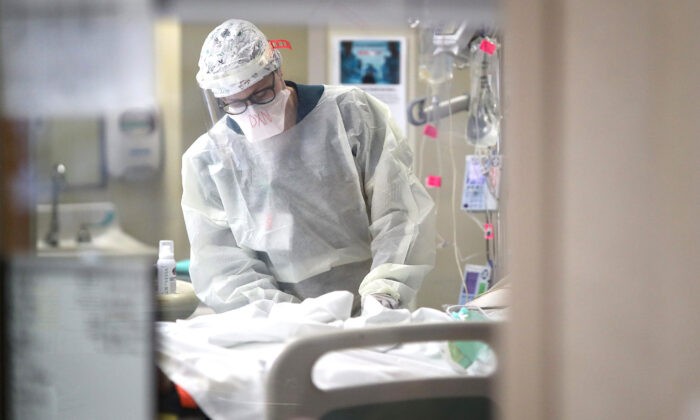 Медсестра в больнице Мэриленда, 1 мая 2020 года. Фото: Win McNamee/Getty Images | Epoch Times Россия
