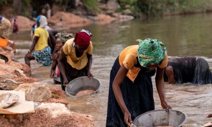 Старатели собирают гравий из реки Лукуши в поисках касситерита в Маноно, Демократическая Республика Конго, 17 февраля 2022 года. (Junior Kannah/AFP via Getty Images) | Epoch Times Россия