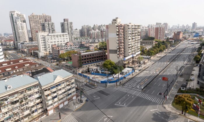 Пустые улицы во время второго этапа карантина из-за COVID-19 в районе Янпу в Шанхае, 1 апреля 2022 года. (STR/AFPviaGettyImages) | Epoch Times Россия