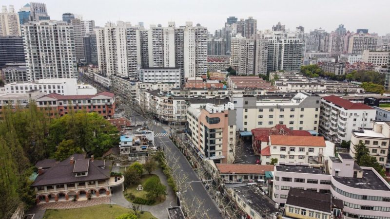 Вид на жилой район во время второго этапа карантина в связи с пандемией в районеЦзинань в Шанхае, Китай, 5 апреля 2022 года.(Hector Retamal/AFP via Getty Images)  | Epoch Times Россия
