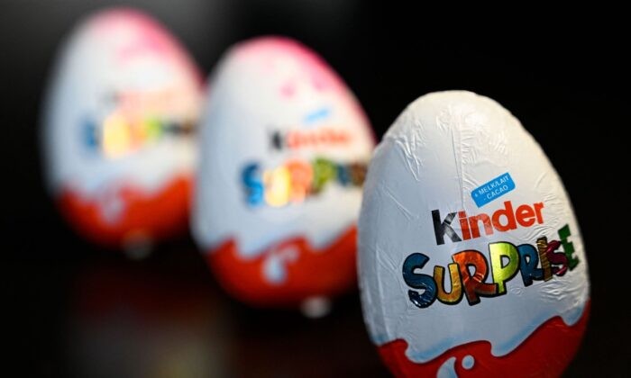 Шоколадные яйца «Киндер-сюрприз», произведённые компанией Ferrero, Брюссель 3 апреля 2022 года. (Laurie Dieffembacq/Belga Mag/AFP via Getty Images) | Epoch Times Россия