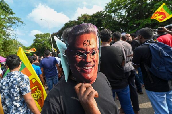 Демонстрант в маске президента Шри-Ланки Готабайи Раджапакса на акции протеста против ухудшения экономического кризиса в стране возле здания парламента в Коломбо 6 мая 2022 года. (Ishara S. Kodikara/AFP via Getty Images)