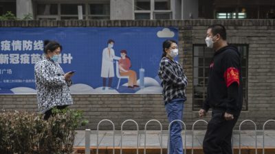 Вспышка COVID-19 в Пекине: жители раскупают продукты питания и морозильные камеры