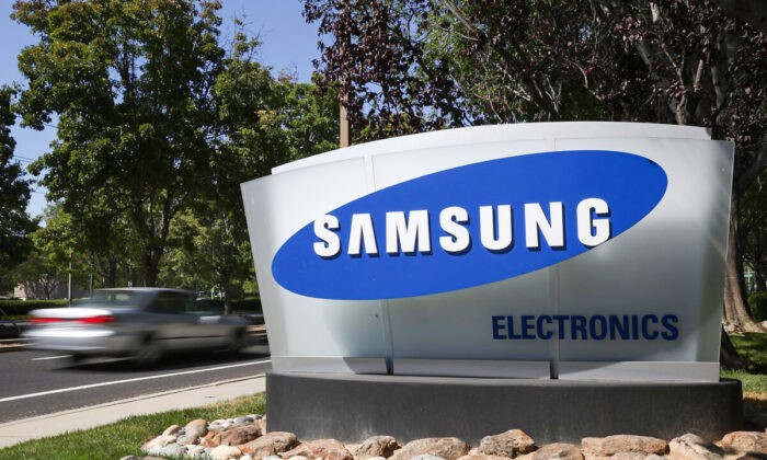 Вывеска перед офисом Samsung Electronics в Сан-Хосе, Калифорния, 30 июля 2012 года. Фото: Justin Sullivan/Getty Images | Epoch Times Россия