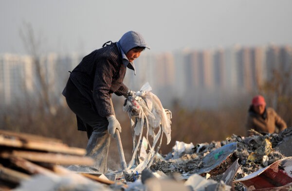 Мусорщики собирают полезные строительные отходы с мусорной свалки в Хэфэй, центральная китайская провинция Аньхой, 9 декабря 2012 года. (STR/AFP via Getty Images)