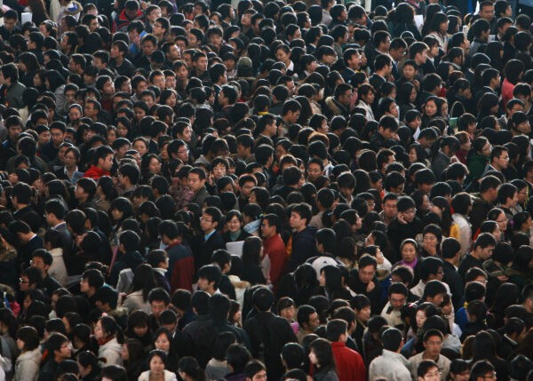 Выпускники университета на ярмарке вакансий в Нанкине, провинция Цзянсу, Китай, 20 ноября 2008 г. (China Photos/Getty Images)