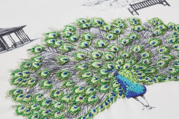 Крупным планом вышитый вручную павлин в дизайне Сюзанны Вейланд «Зелёные павлины Кью Гарденс». (Ешен Венема)